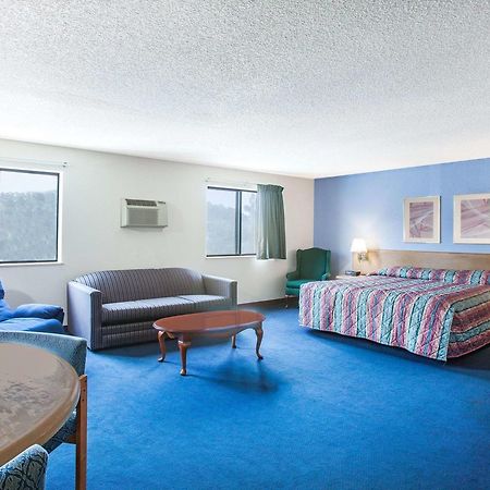 Hotel Super 8 By Wyndham Hot Springs Exterior foto